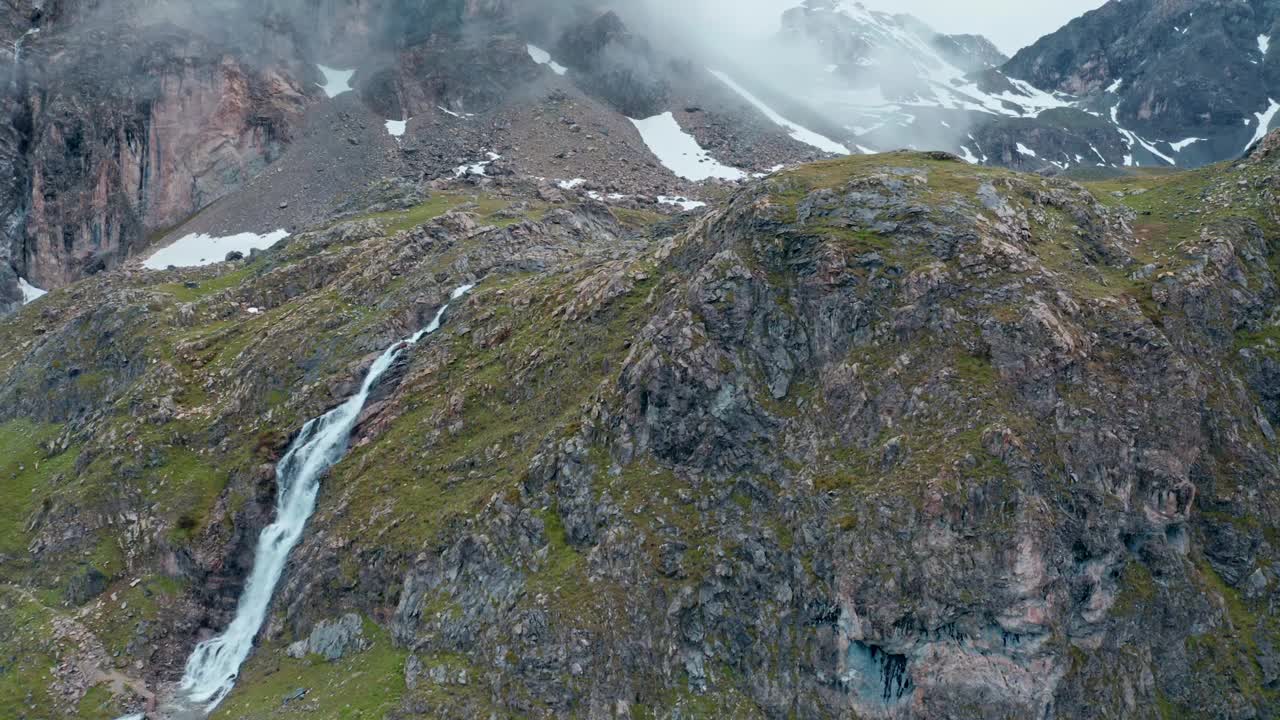 雾蒙蒙的山景与卡斯卡塔迪斯特罗皮亚和拉戈涅拉，鸟瞰图，在夏天视频素材