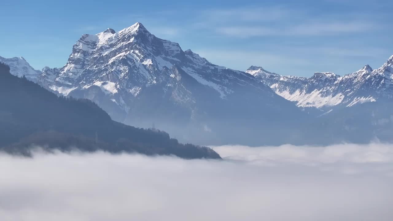 阿尔卑斯山峰穿过云海，瑞士阿尔卑斯山视频素材