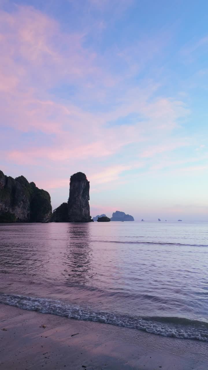 一块巨大的岩石坐落在浩瀚的海洋中，被水和天空包围着视频素材