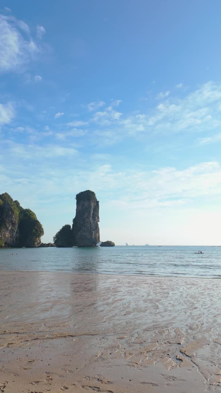 岛屿天堂:阳光下的海岸威严视频素材