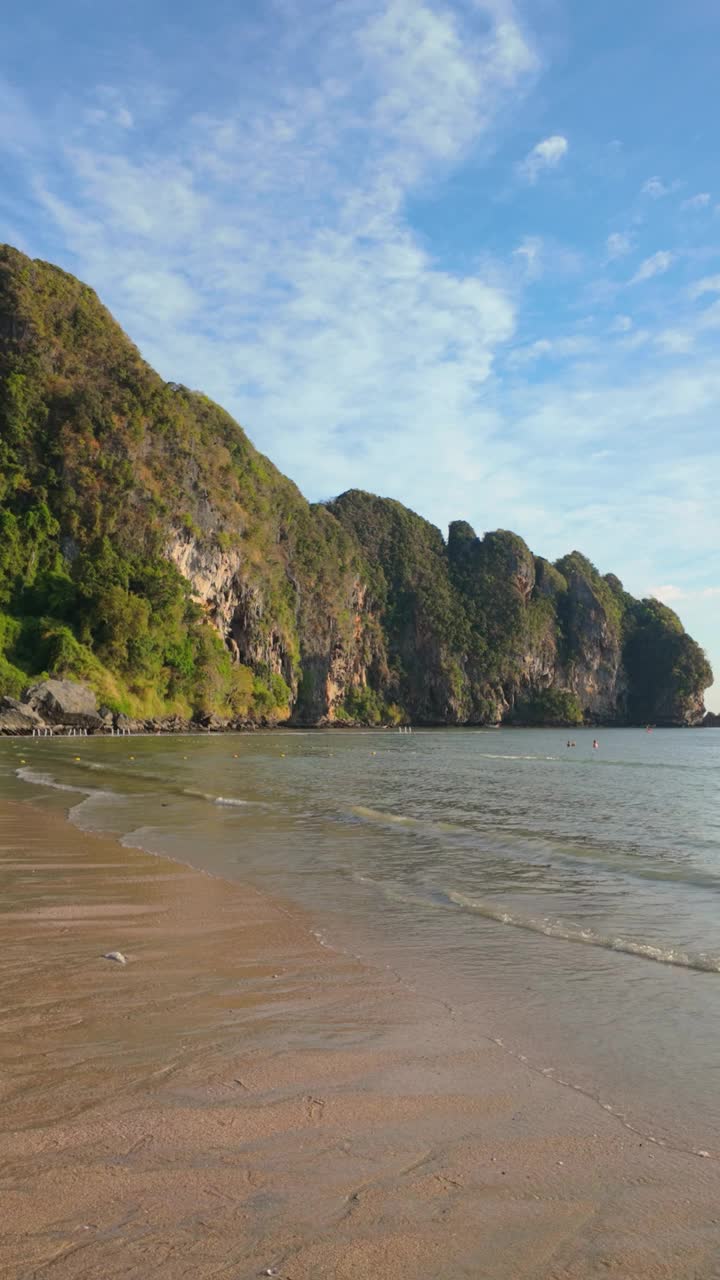 岛屿天堂:阳光下的海岸威严视频素材