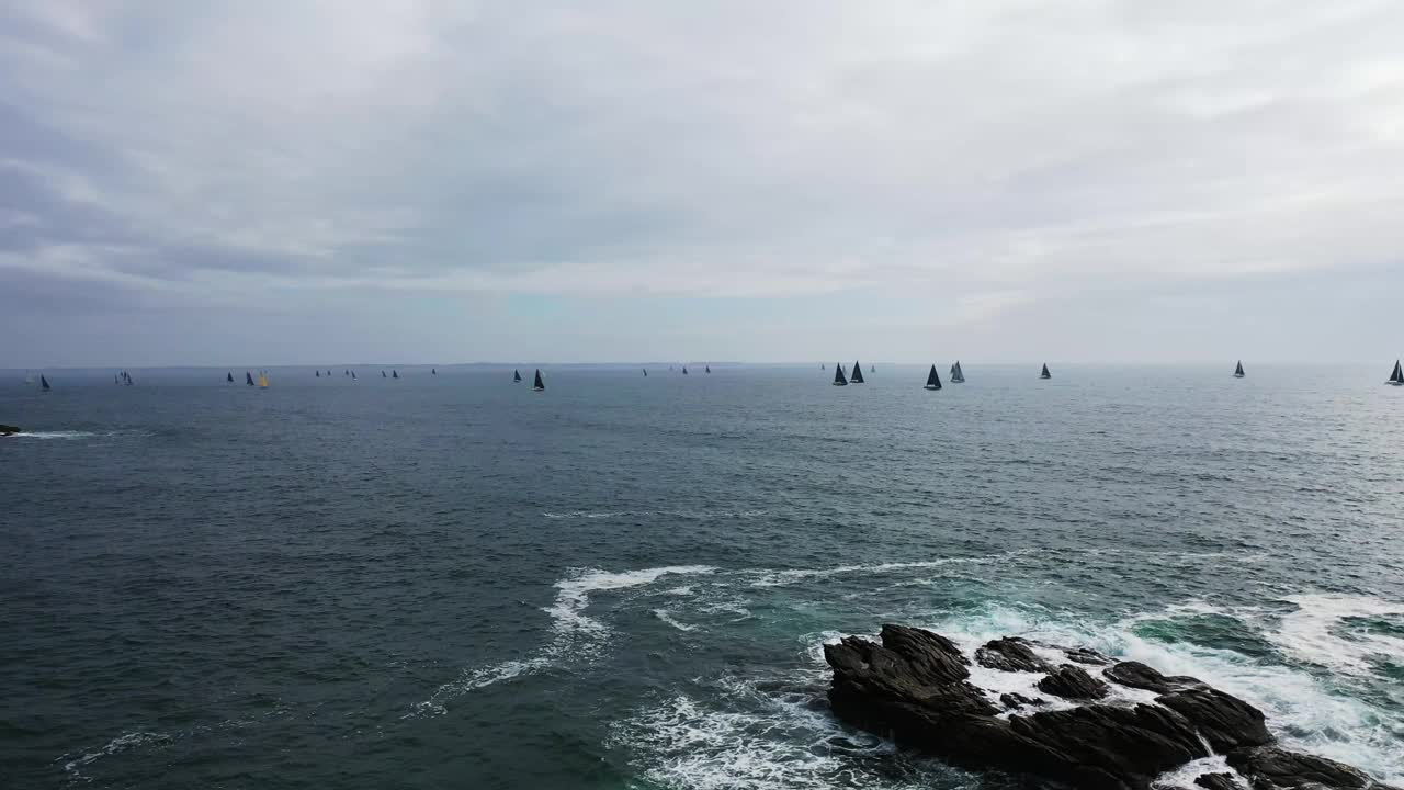 美丽的海景，游艇在海上航行的景色，无人机在4K拍摄。视频素材