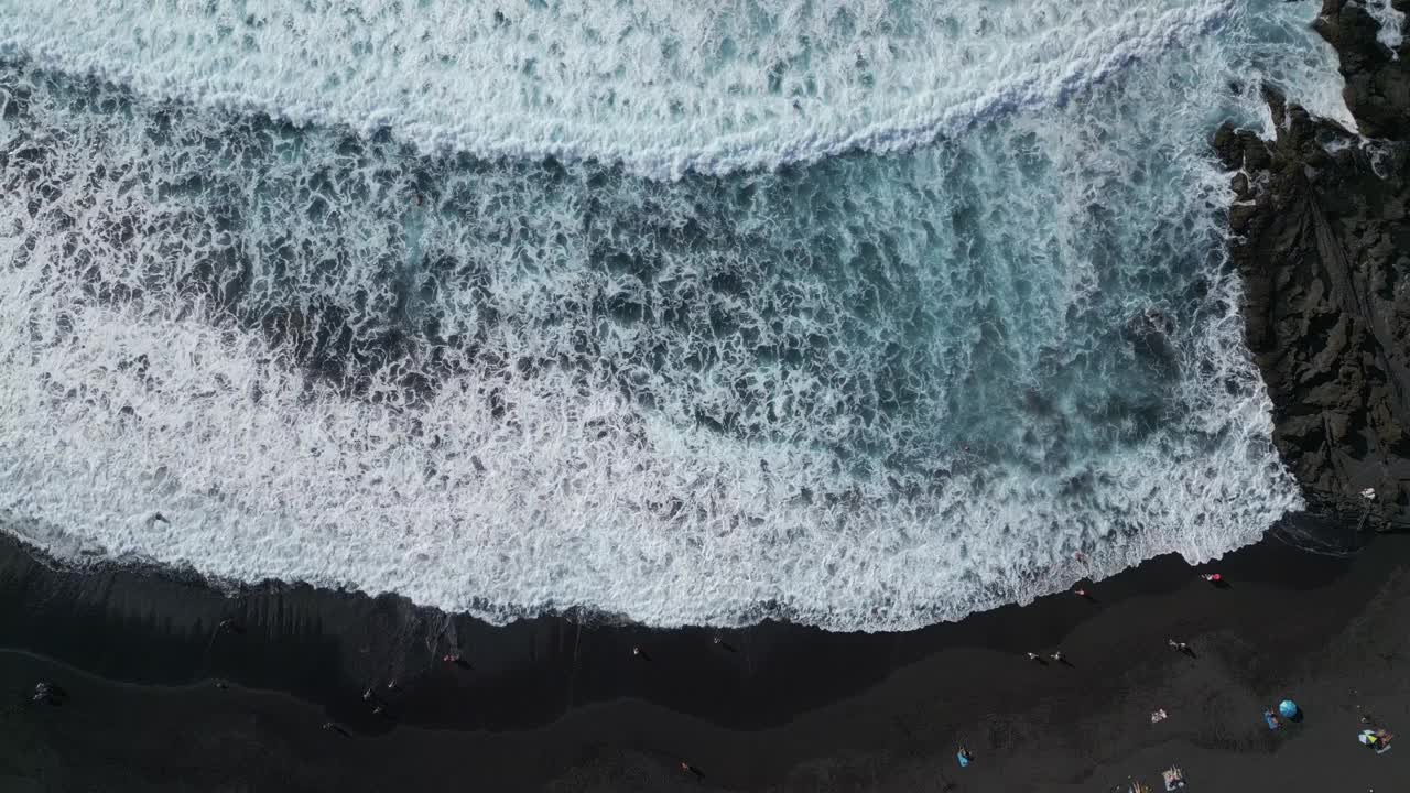 黑色火山沙滩的海洋与蓝色的海浪，特内里费岛，鸟瞰图视频素材