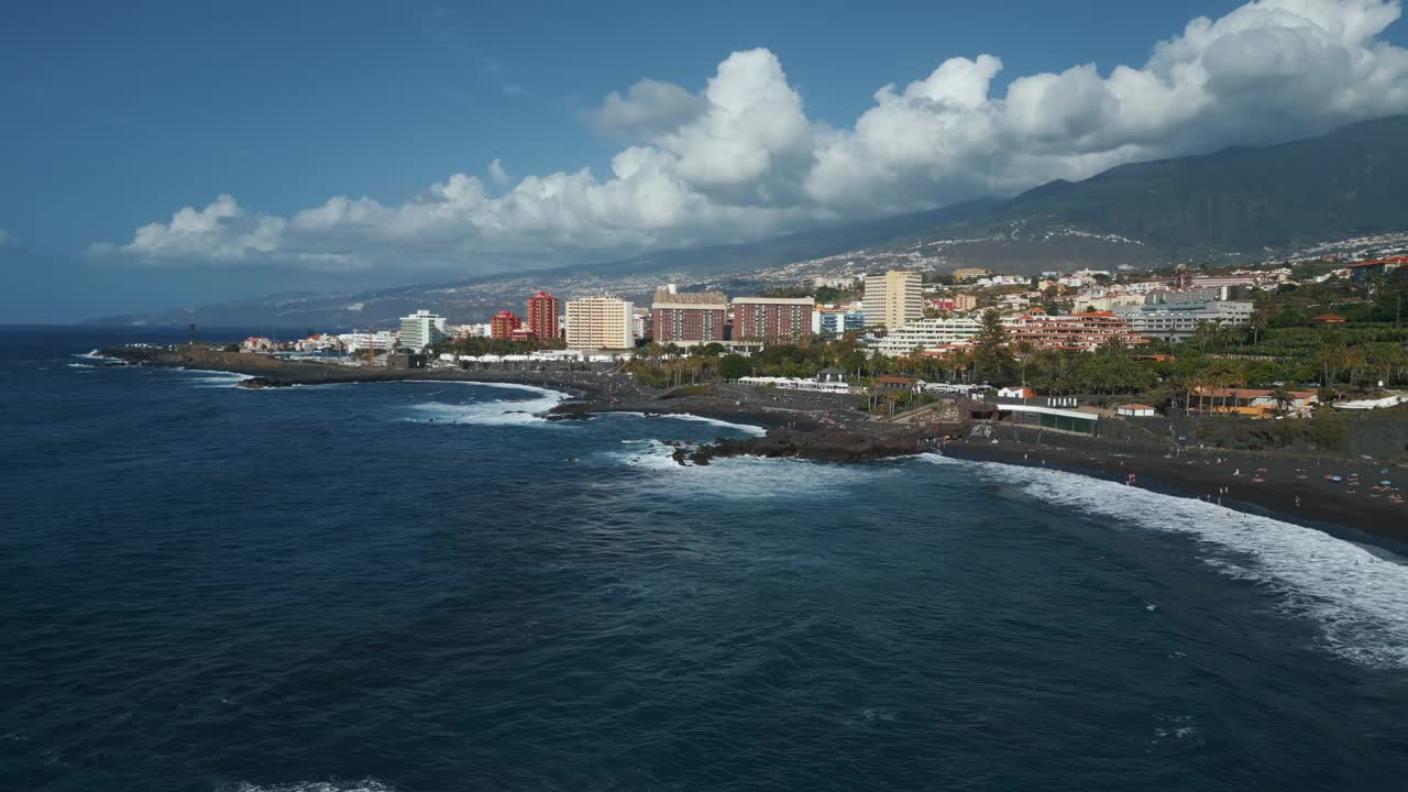 蔚蓝的海水海岸，小舒适的村庄蓬塔布拉瓦，特内里费岛，金丝雀空中视频素材