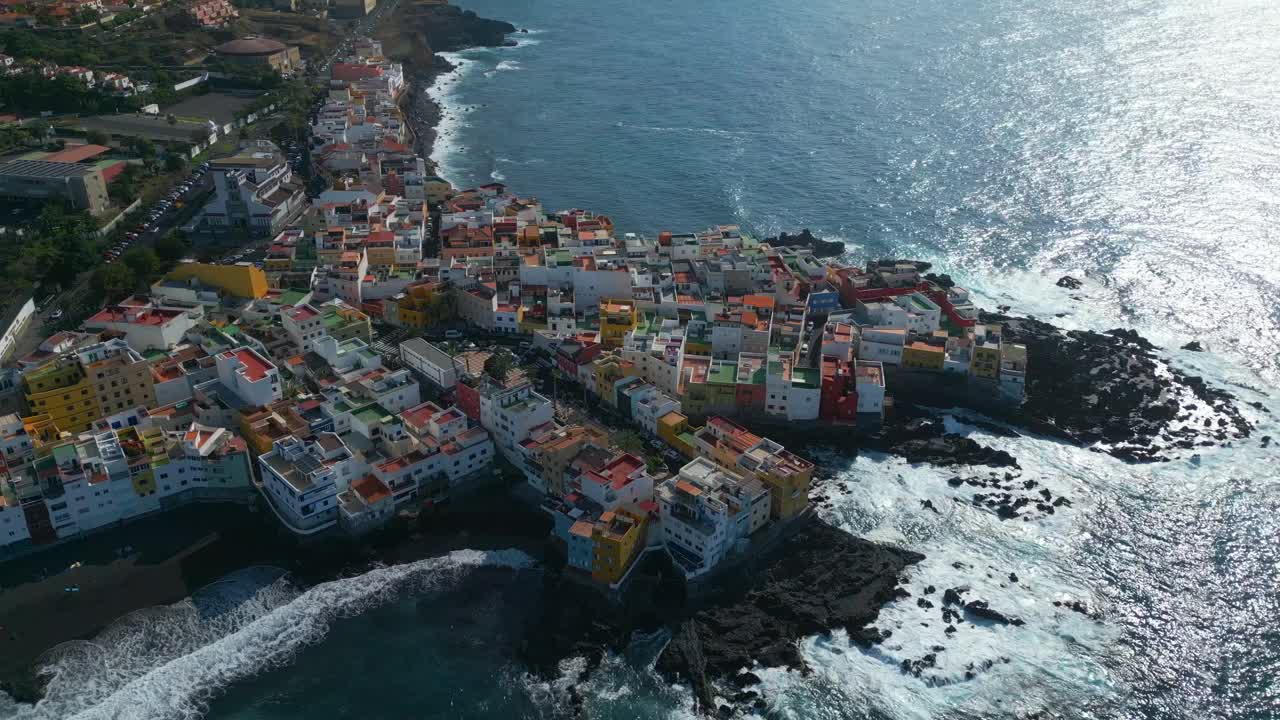 蔚蓝的海水海岸，小舒适的村庄蓬塔布拉瓦，特内里费岛，金丝雀空中视频素材