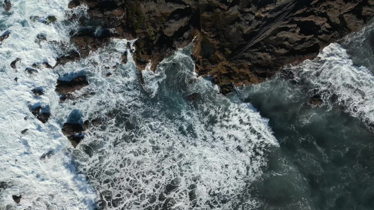 海洋蓝色的海浪和岩石黑色悬崖与海滩，特内里费岛，金丝雀，空中视频素材