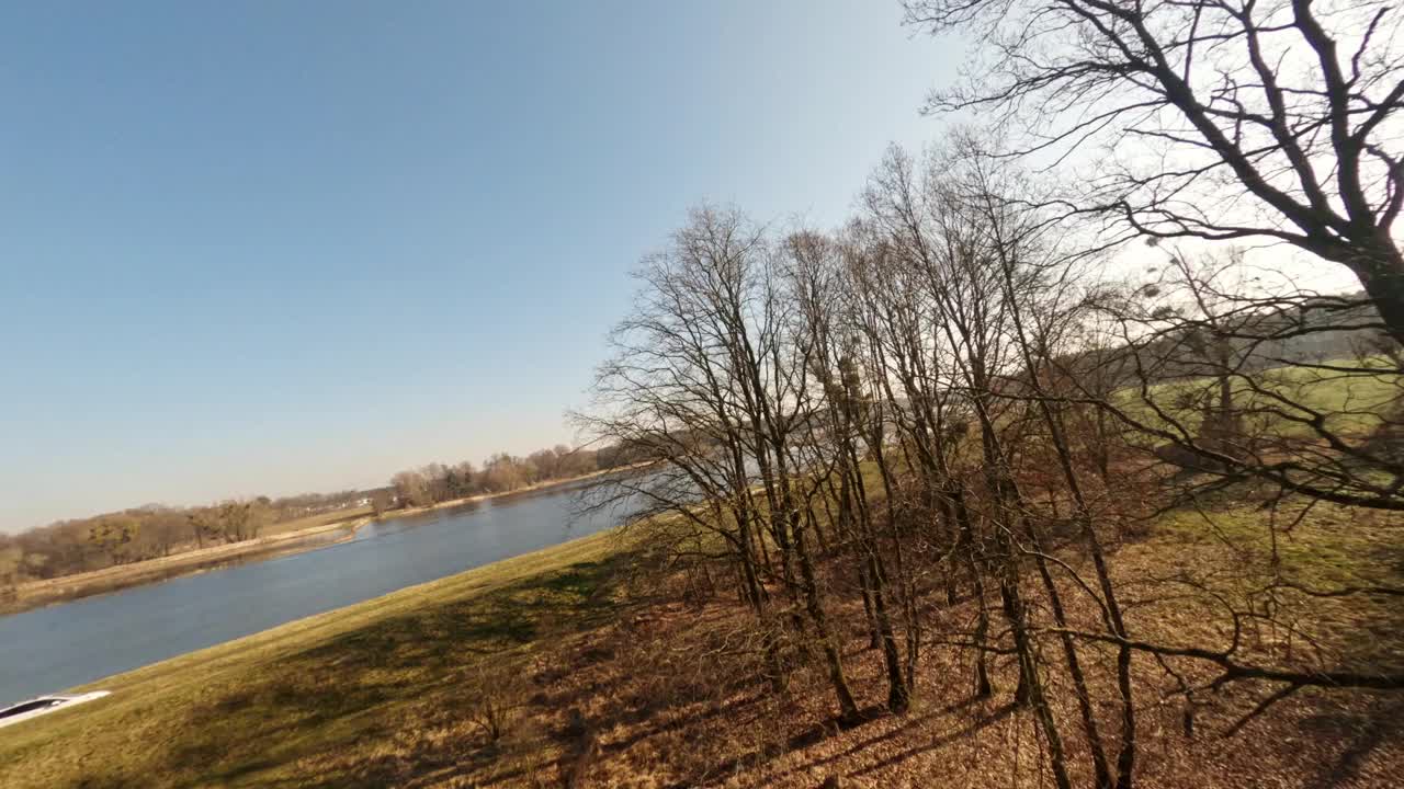无人机飞行的路径和树木，Fpv直升机从高处拍摄视频素材