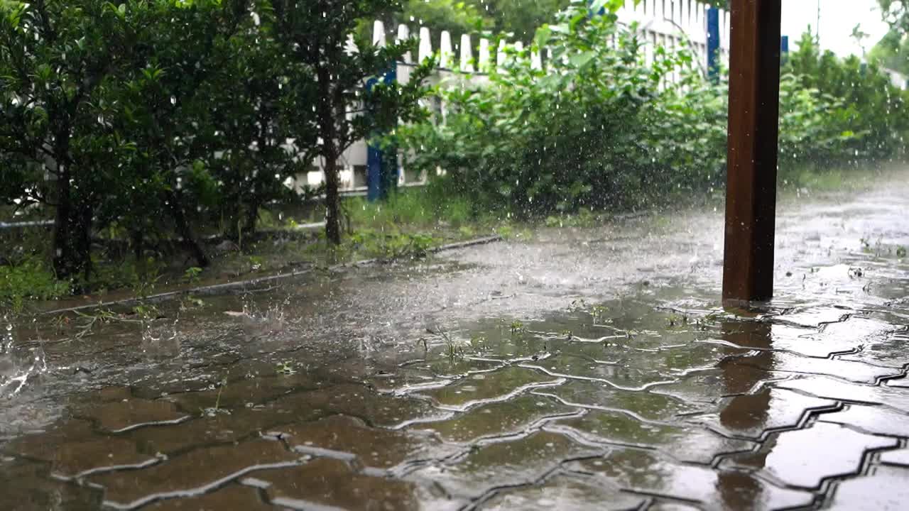 斯里兰卡雨季的路边咖啡馆视频素材