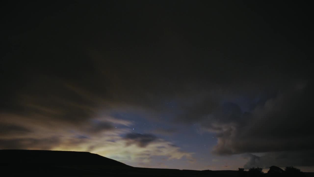 夜空中飘过的云和可见的星星的时间差。视频素材