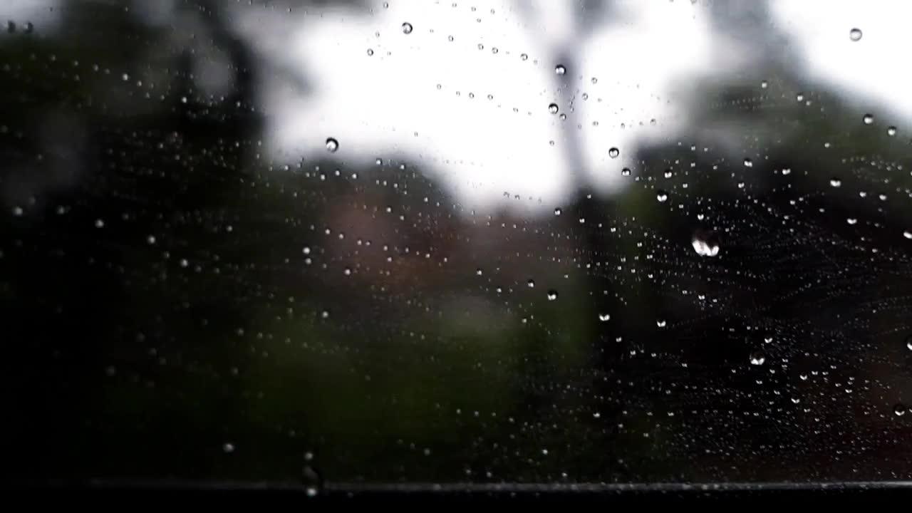 背景模糊的窗户上的雨滴视频下载