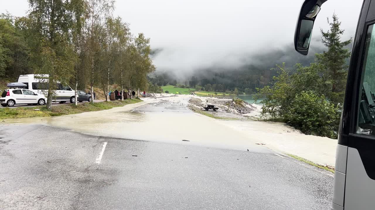 挪威布里克斯达尔山谷附近的道路上发生洪水视频素材