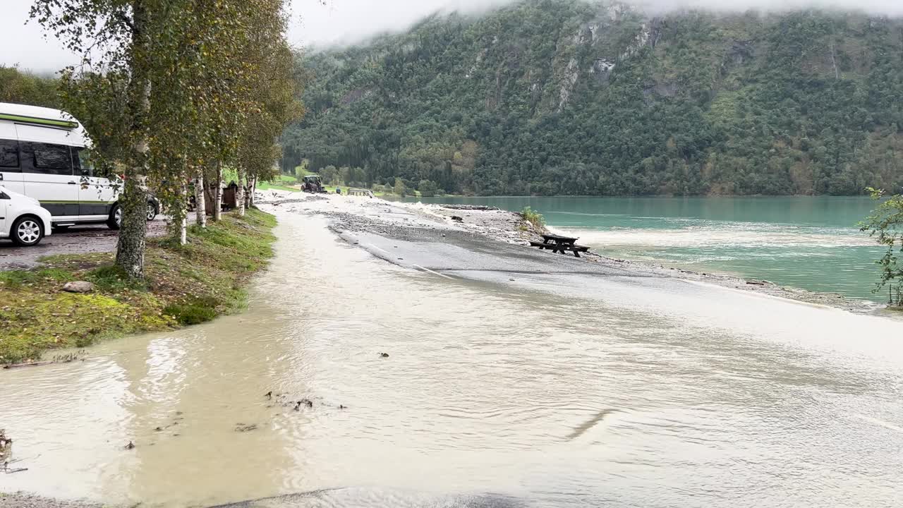 挪威布里克斯达尔山谷附近的道路上发生洪水视频素材