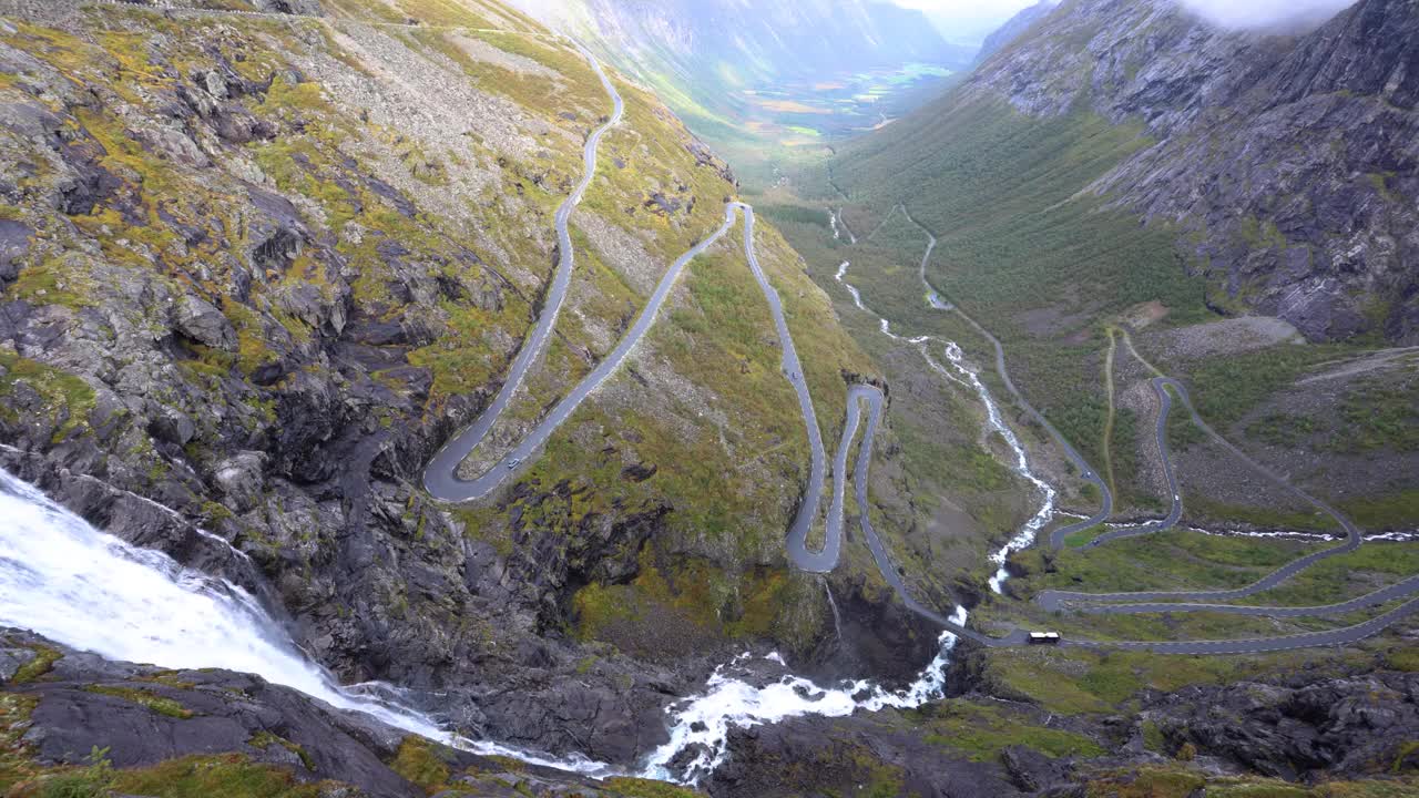 一个下雨天的场景，在危险而风景优美的挪威特罗尔斯蒂根路上的汽车屋视频素材