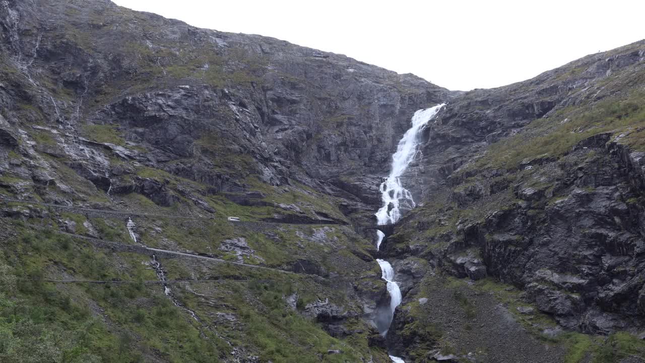 一个下雨天的场景，在危险而风景优美的挪威特罗尔斯蒂根路上的汽车屋视频素材