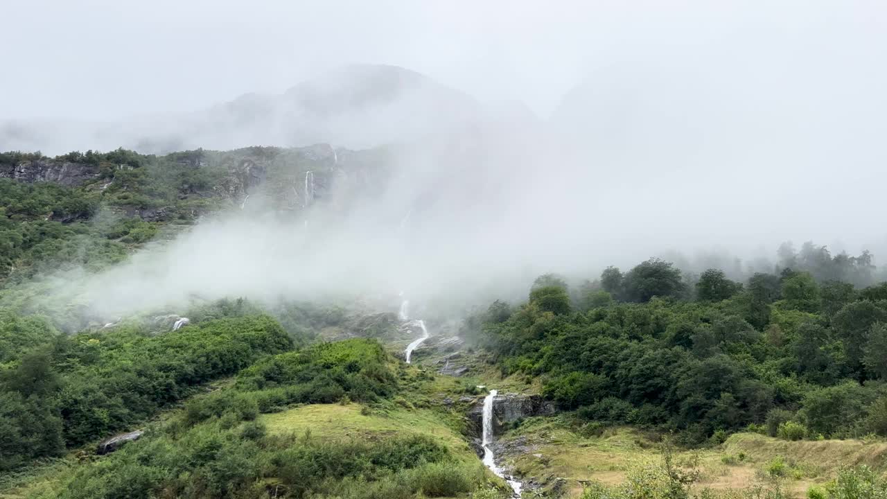 一个下雨天在挪威奥尔德瓦内特湖和布里克斯达尔山谷的场景视频素材