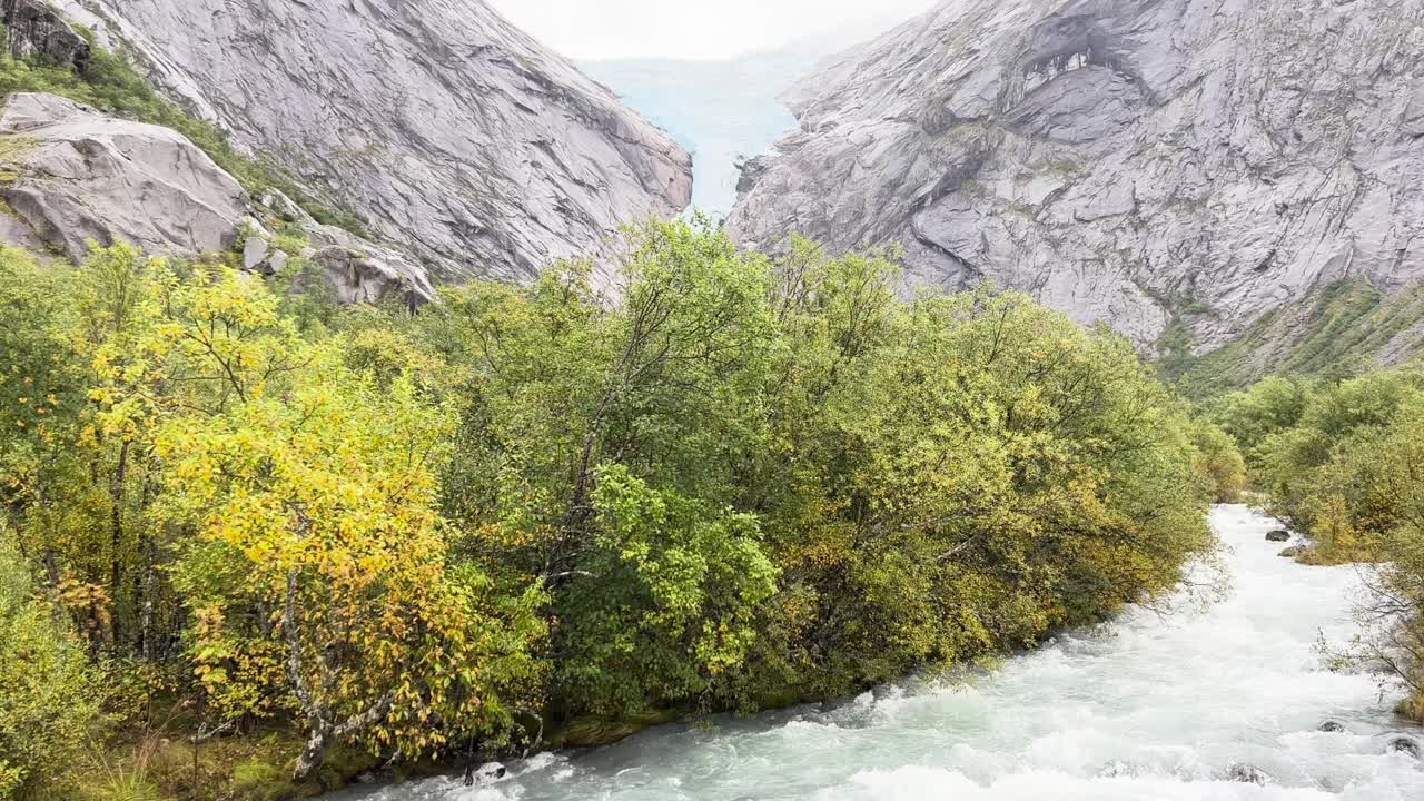 一个下雨天在挪威奥尔德瓦内特湖和布里克斯达尔山谷的场景视频素材