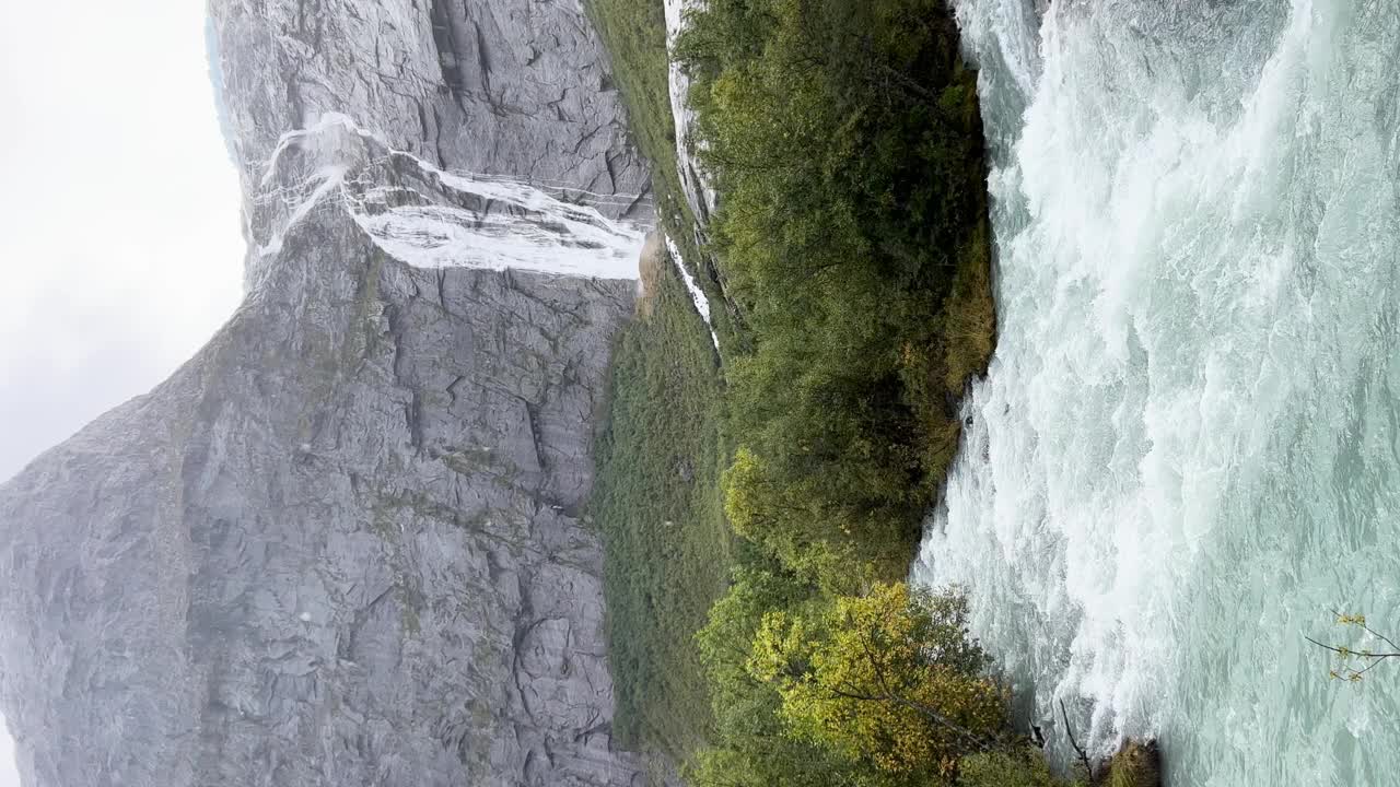 一个下雨天在挪威奥尔德瓦内特湖和布里克斯达尔山谷的场景视频素材