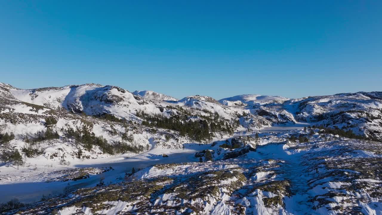 挪威特隆德拉格贝萨克附近冰雪覆盖的崎岖景观。航拍上升图视频素材