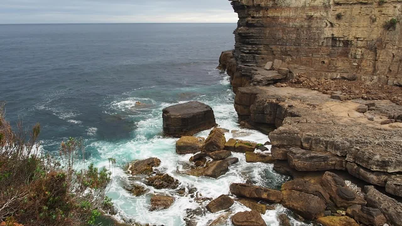 海浪拍打着塔斯马尼亚海岸的岩石。视频素材