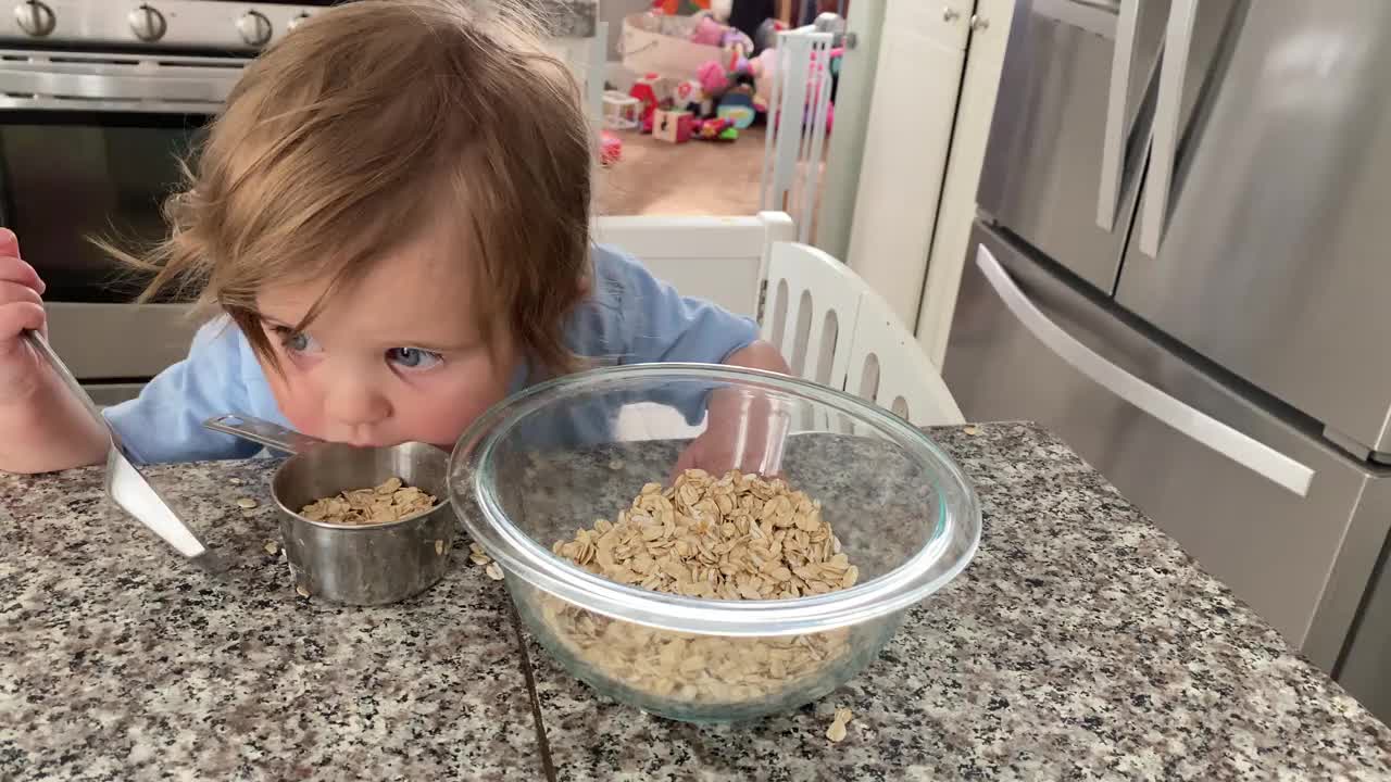 婴儿在厨房用燕麦做饭视频下载