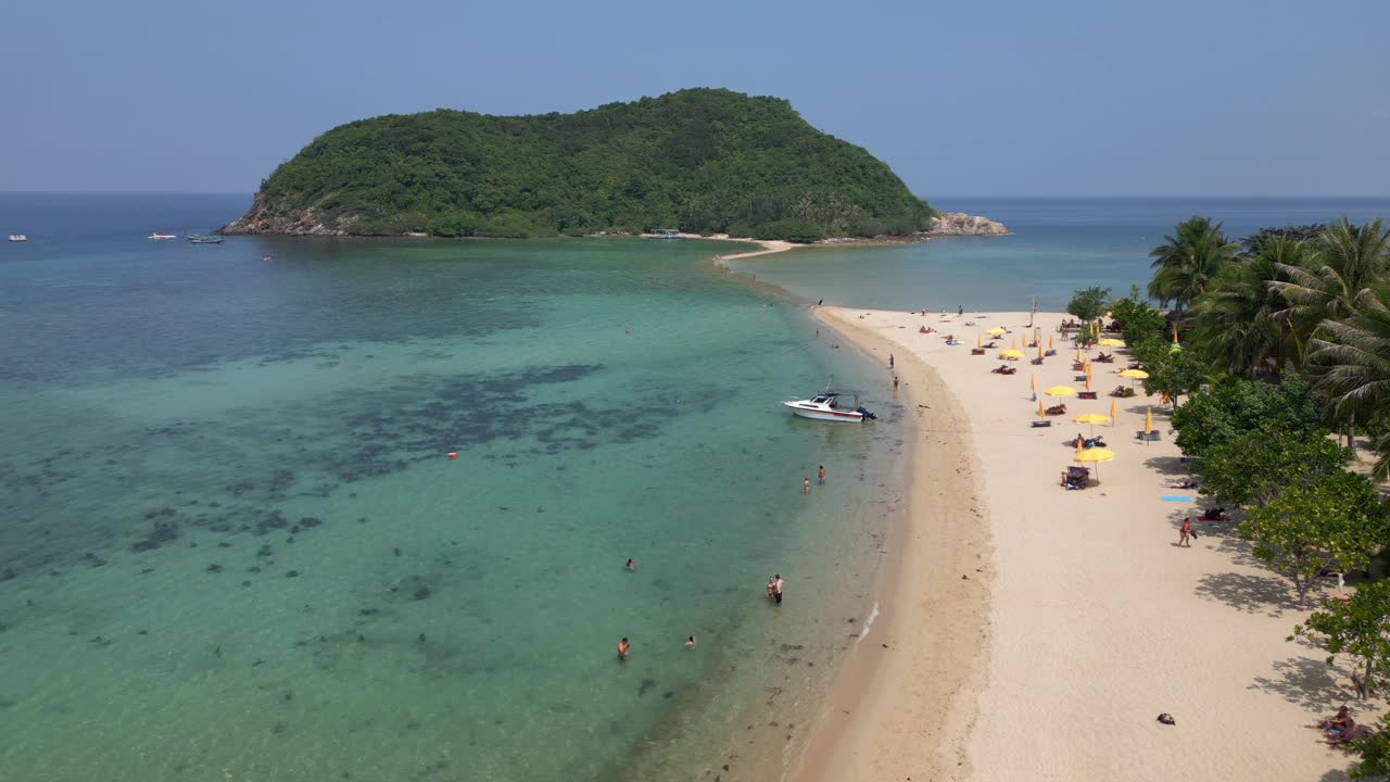 鸟瞰通往哥马岛的沙洲视频素材