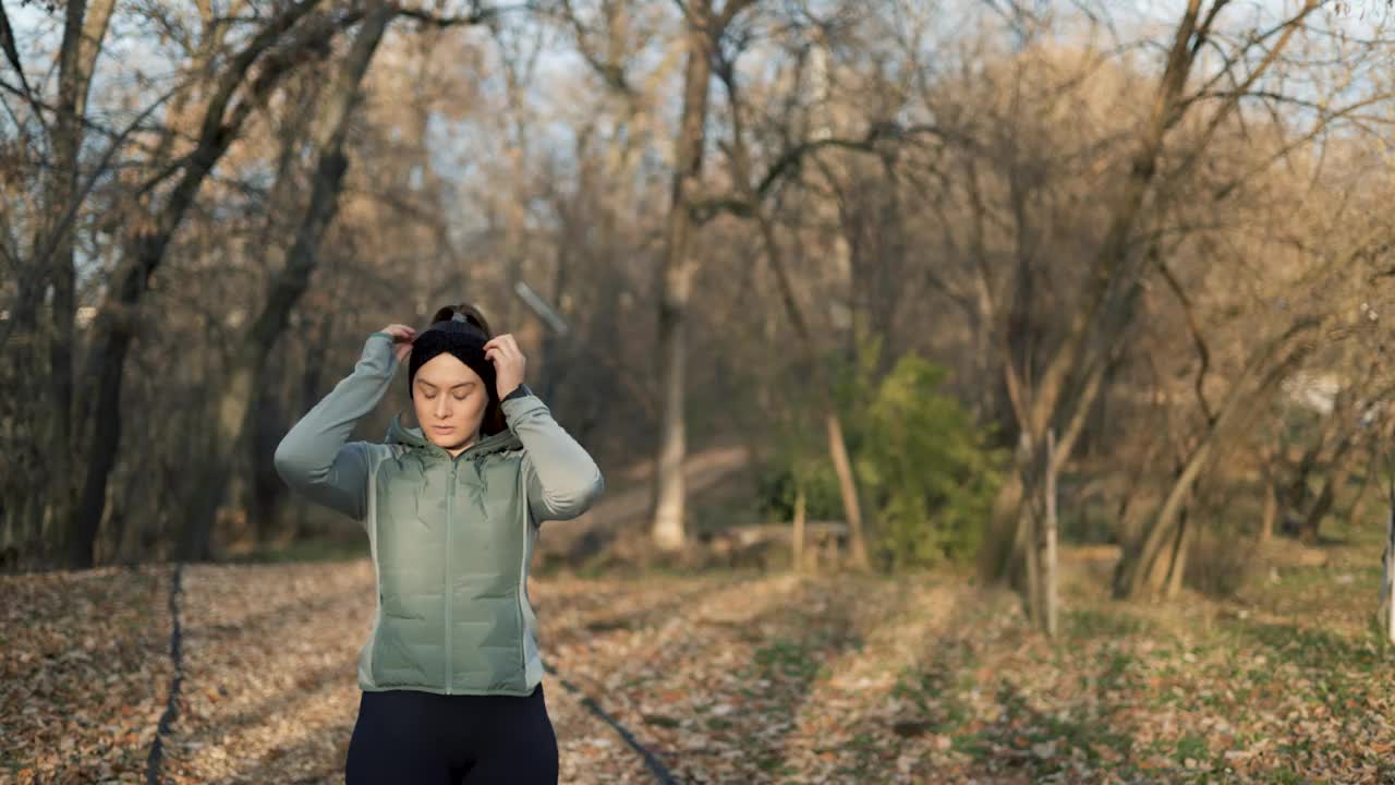 户外训练前看智能手表的女人视频下载