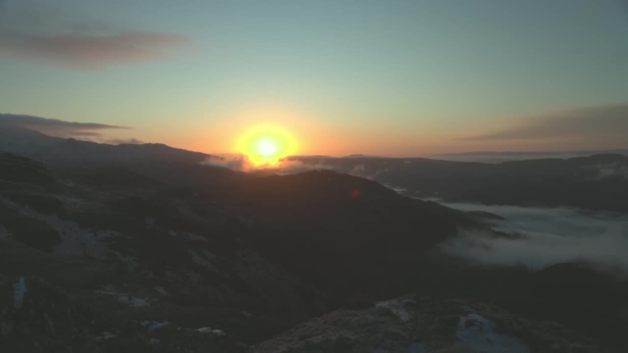 从本安拍摄的太阳从山脉后面升起的静态照片视频素材