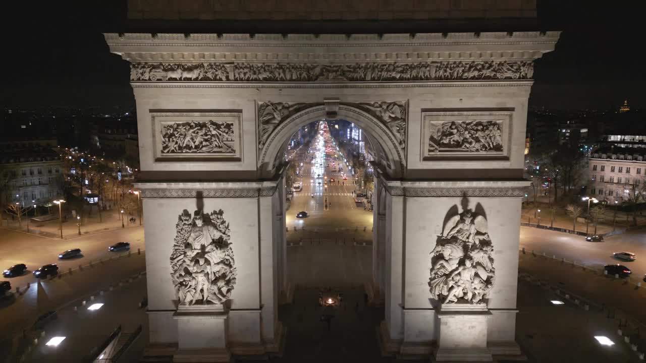 法国巴黎夜景中的凯旋门。空中特写上升和城市景观视频素材