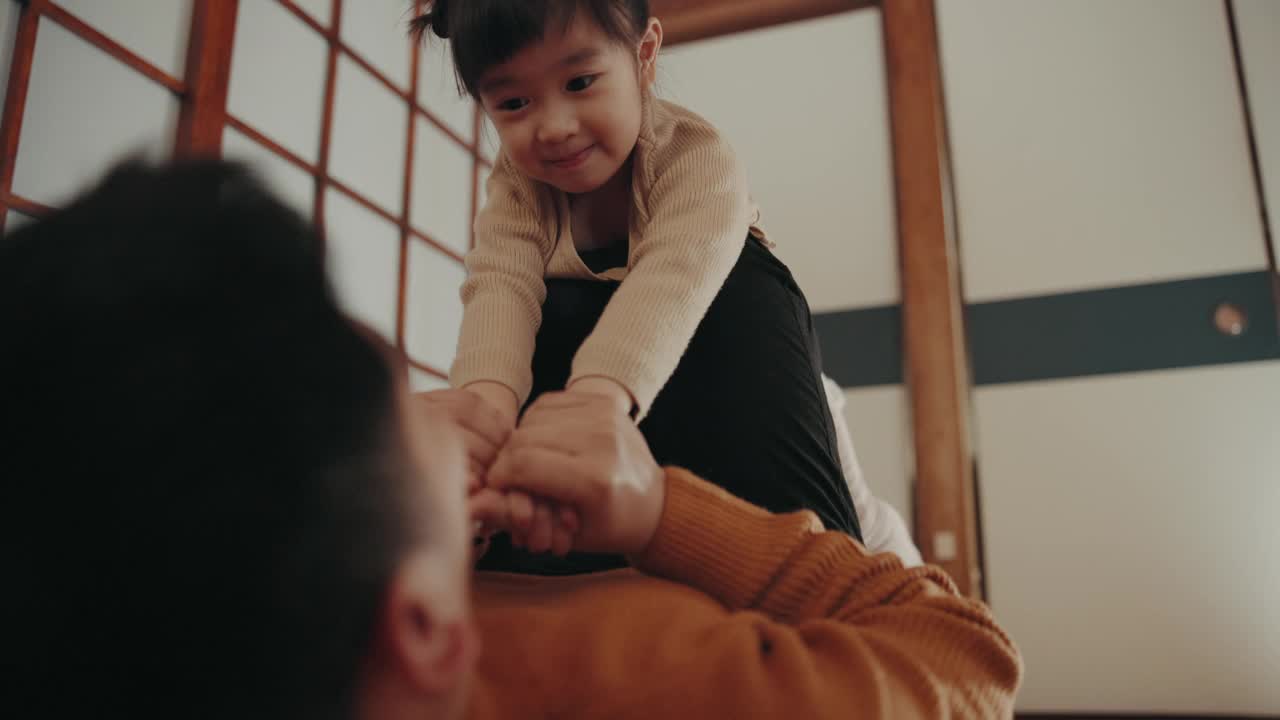 父亲、女儿和飞机是家庭纽带，爱和幸福是童年和为人父母的关怀。日本家庭，爸爸和孩子一起玩耍，玩游戏，一起放松视频素材