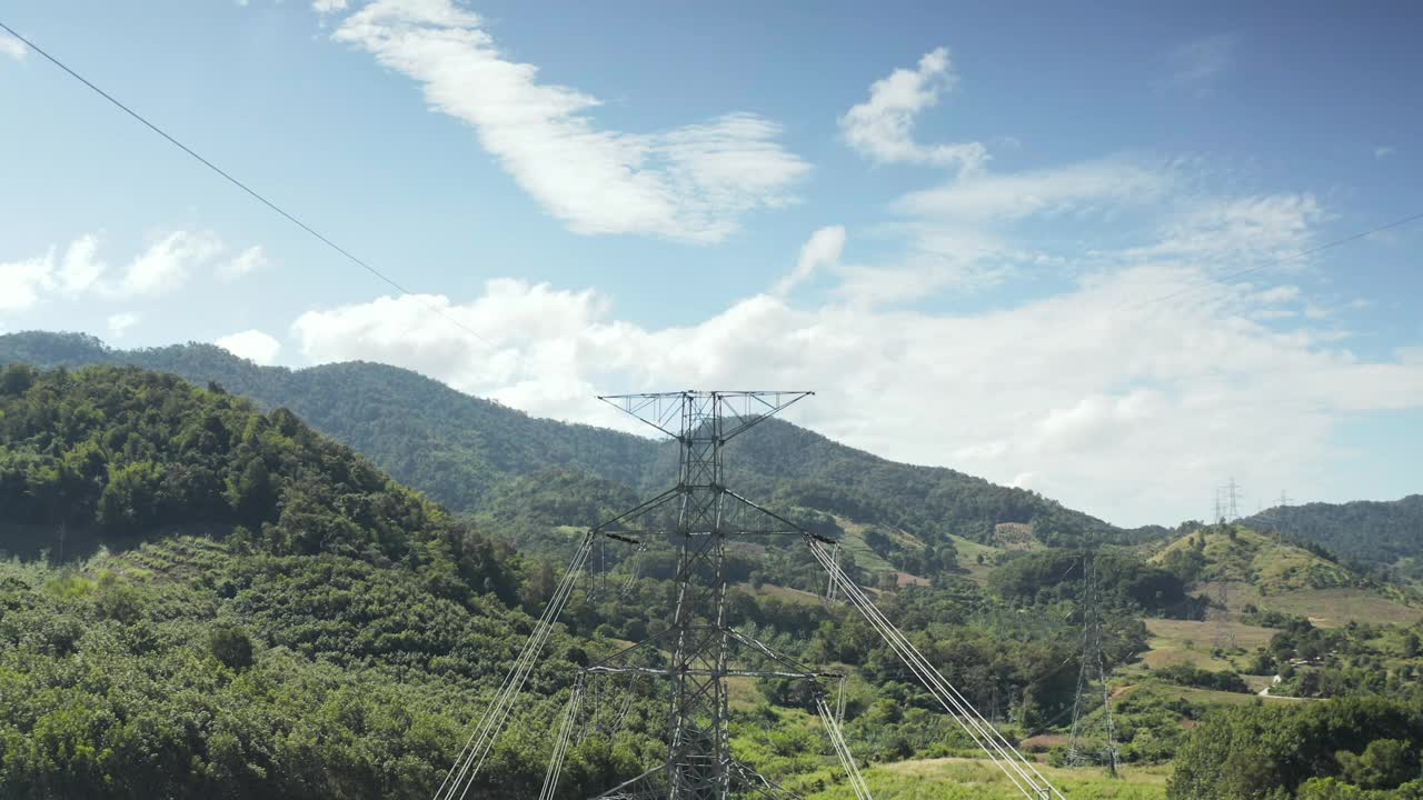 传输塔或电力塔鸟瞰图与天空背景。视频下载