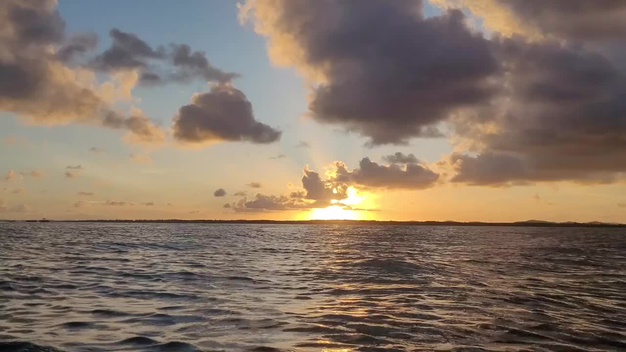 平静的海面上的落日视频素材