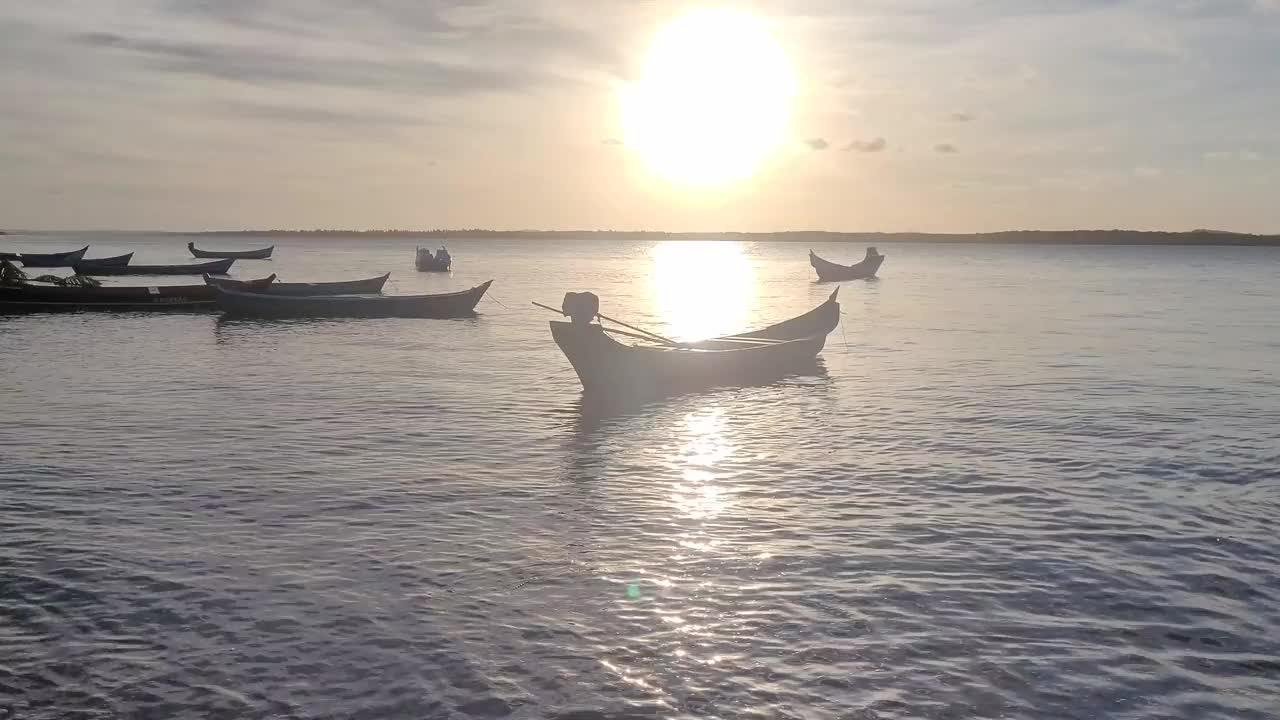 日落在平静的海面上，船的剪影视频素材