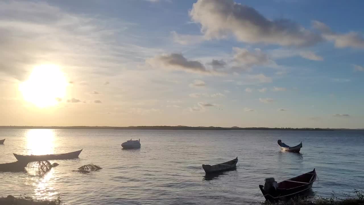 日落在平静的海面上，船的剪影视频下载