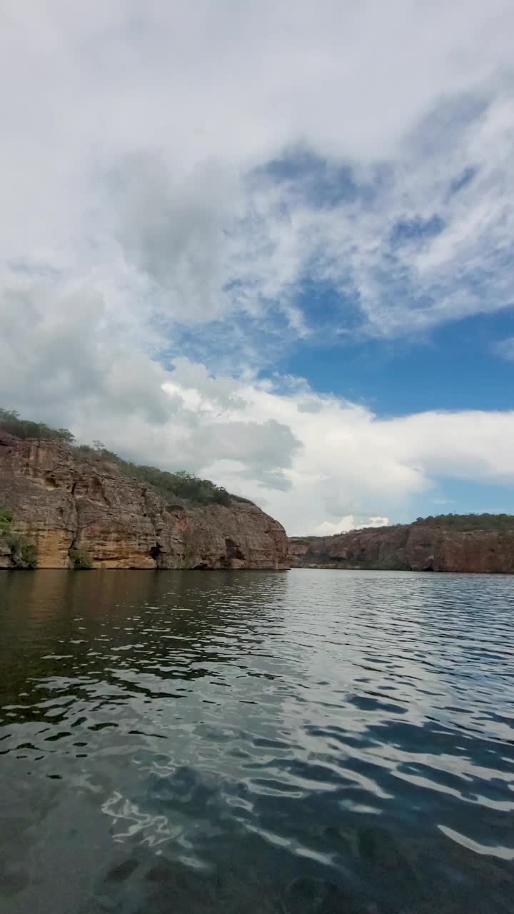 从移动的船的角度看风景，背景是海滩视频下载