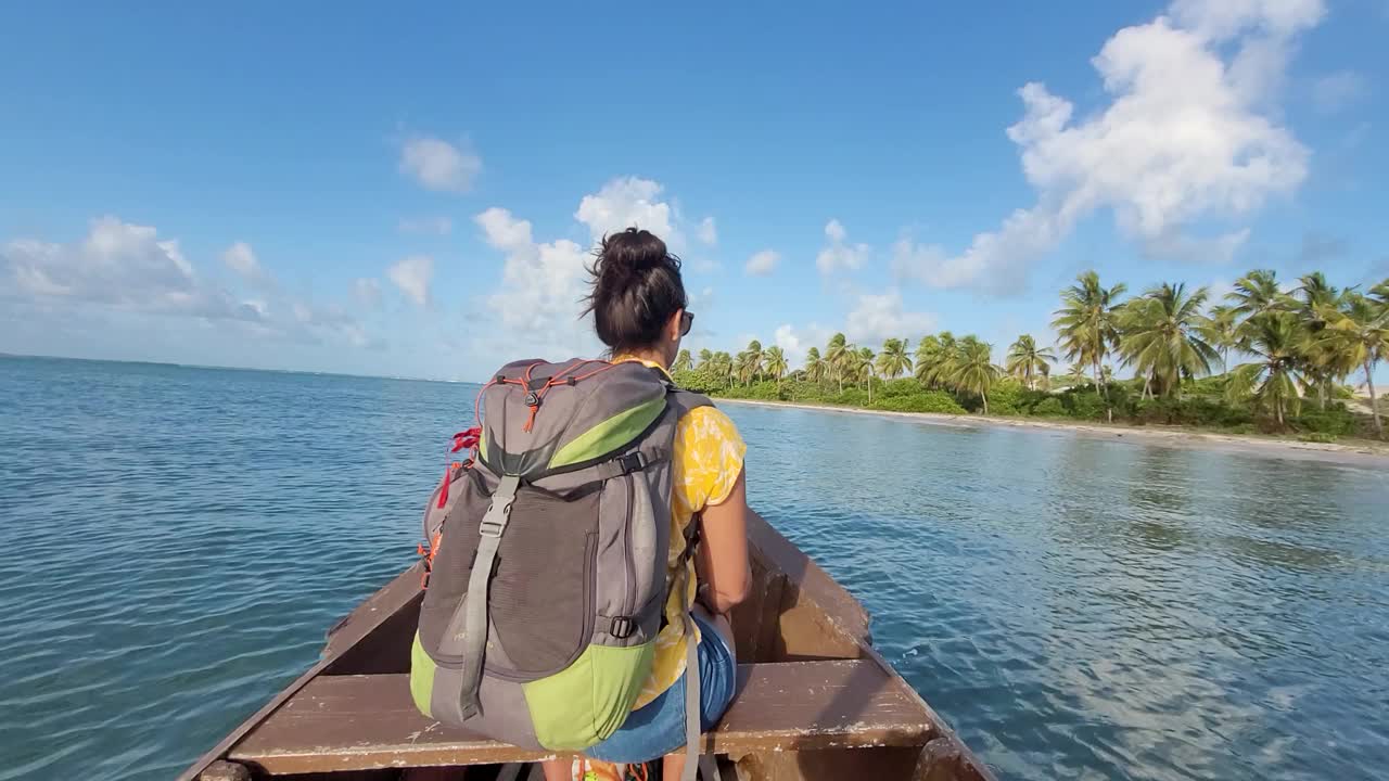 船边背着旅行背包的女人视频素材