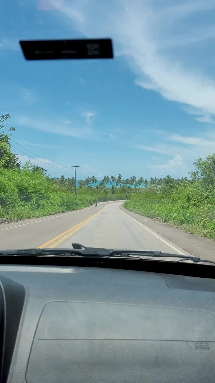 乘客对行驶在道路上的汽车的看法视频下载