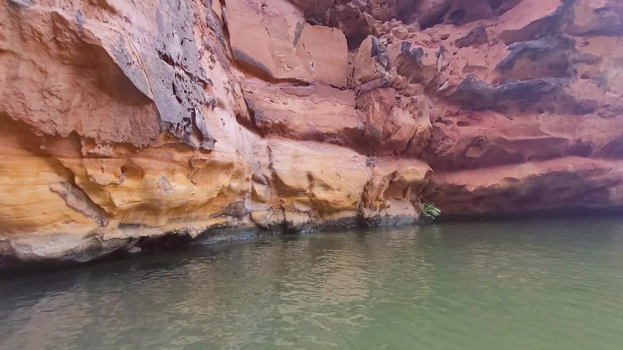 从以峡谷为背景的移动的船的角度看风景视频下载