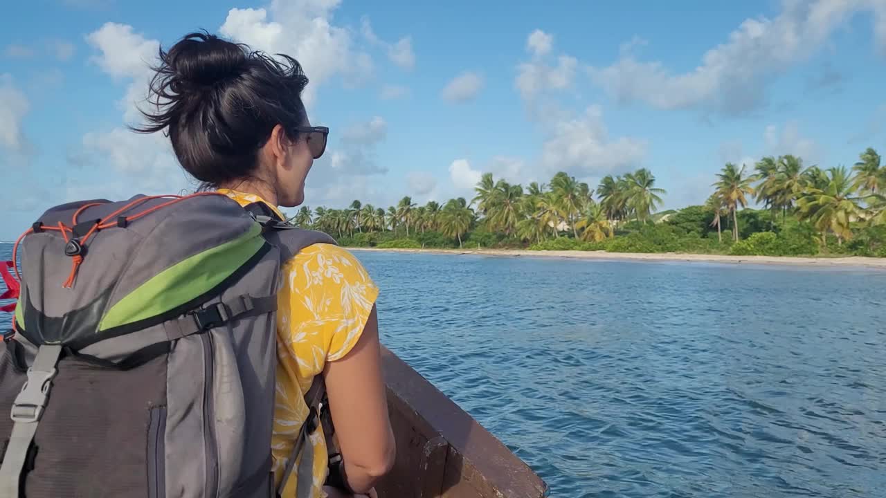 船边背着旅行背包的女人视频素材