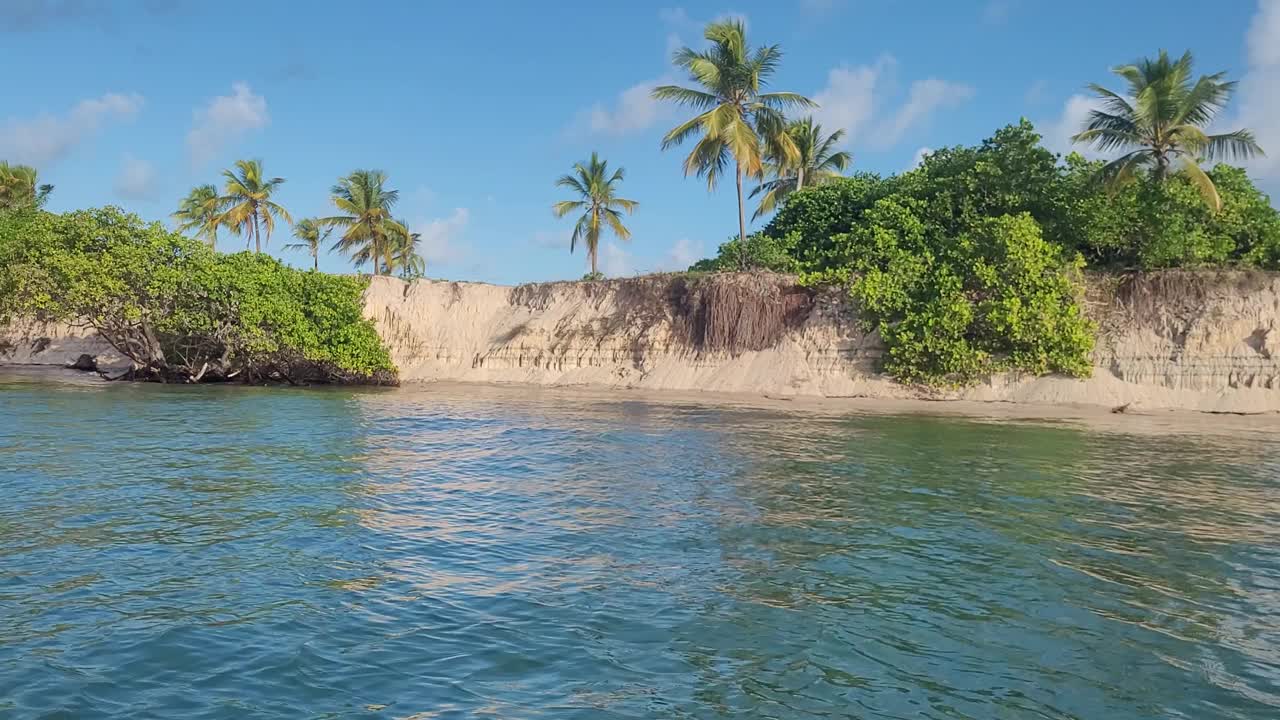 从移动的船的角度看风景，背景是海滩视频下载