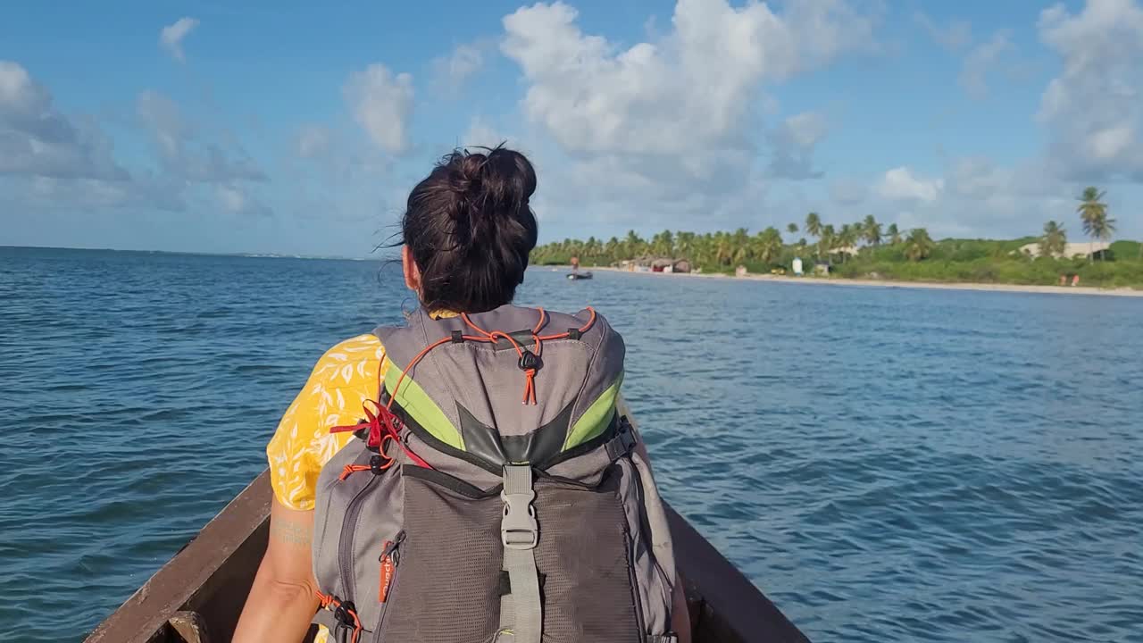 船边背着旅行背包的女人视频下载