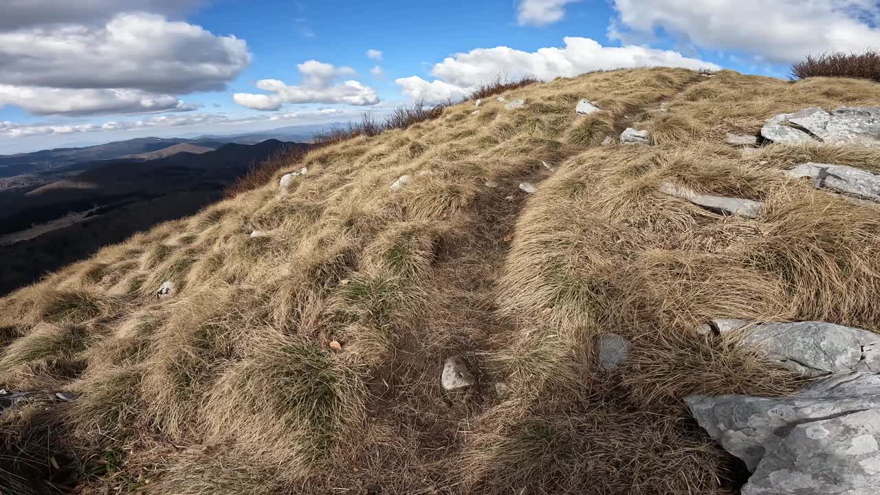 山脊小路通往山顶视频素材