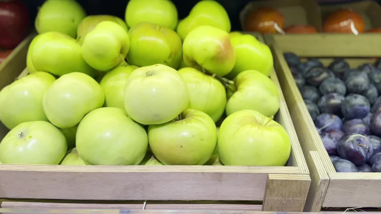 选择新鲜水果(苹果、梨)视频素材