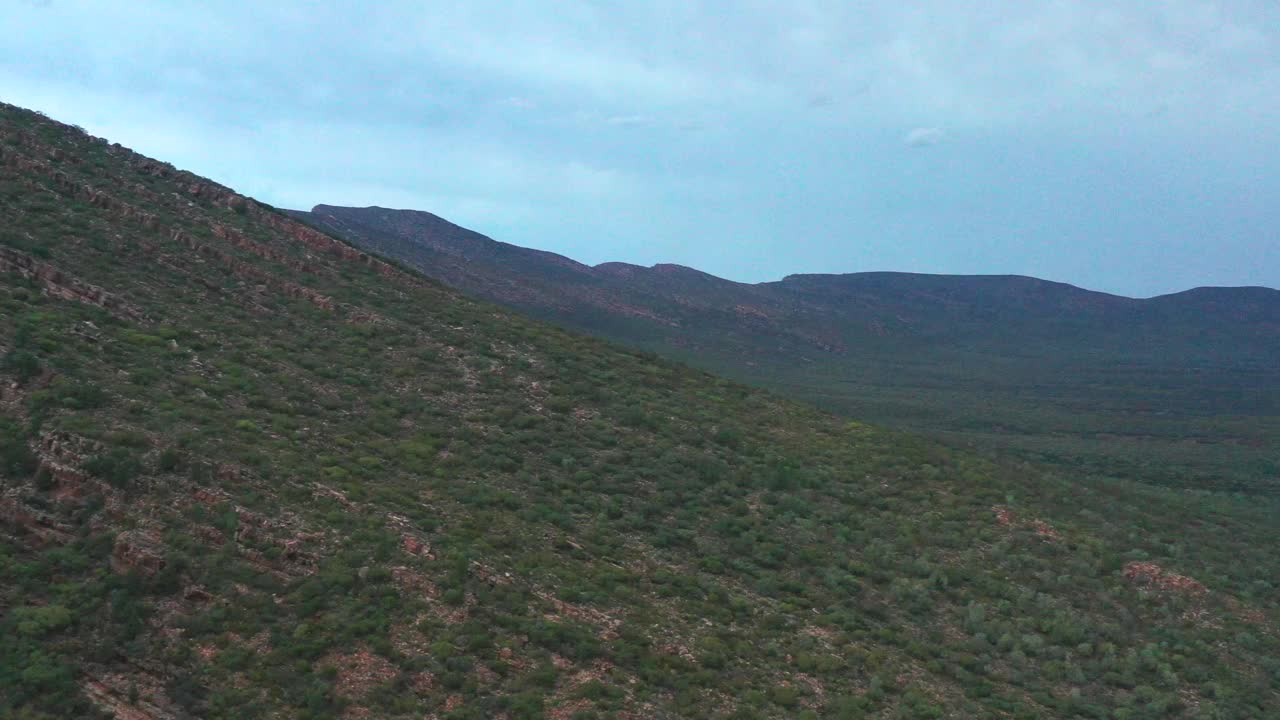 Wilpena Pound THe Gap在里面盘旋视频素材