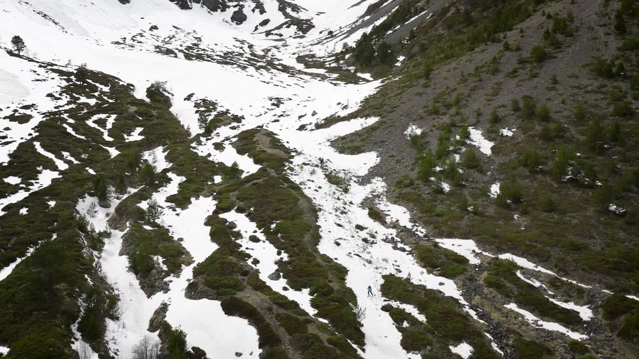 滑雪、自由骑行、山坡、极限运动、野外休闲、冬季景观。春天里，人们在残雪上放松地在峡谷里自由骑行视频素材