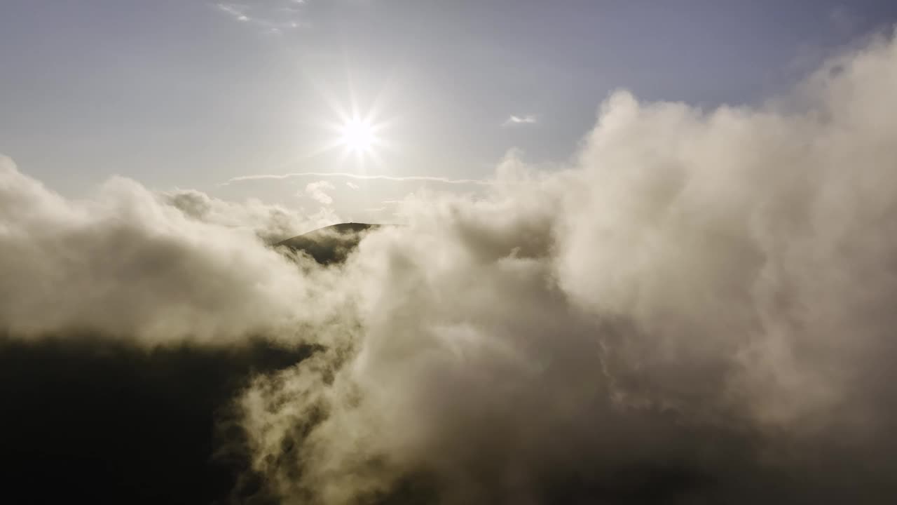 空气的观点。真正的天空和飞行。在云层间飞翔，时间随白天的太阳流逝。在移动的云层中飞行，有美丽的亮点。航空旅行。理想的电影院，背景视频素材