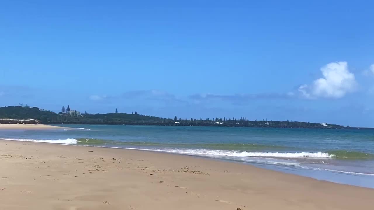 海岸线上的平静海浪视频下载