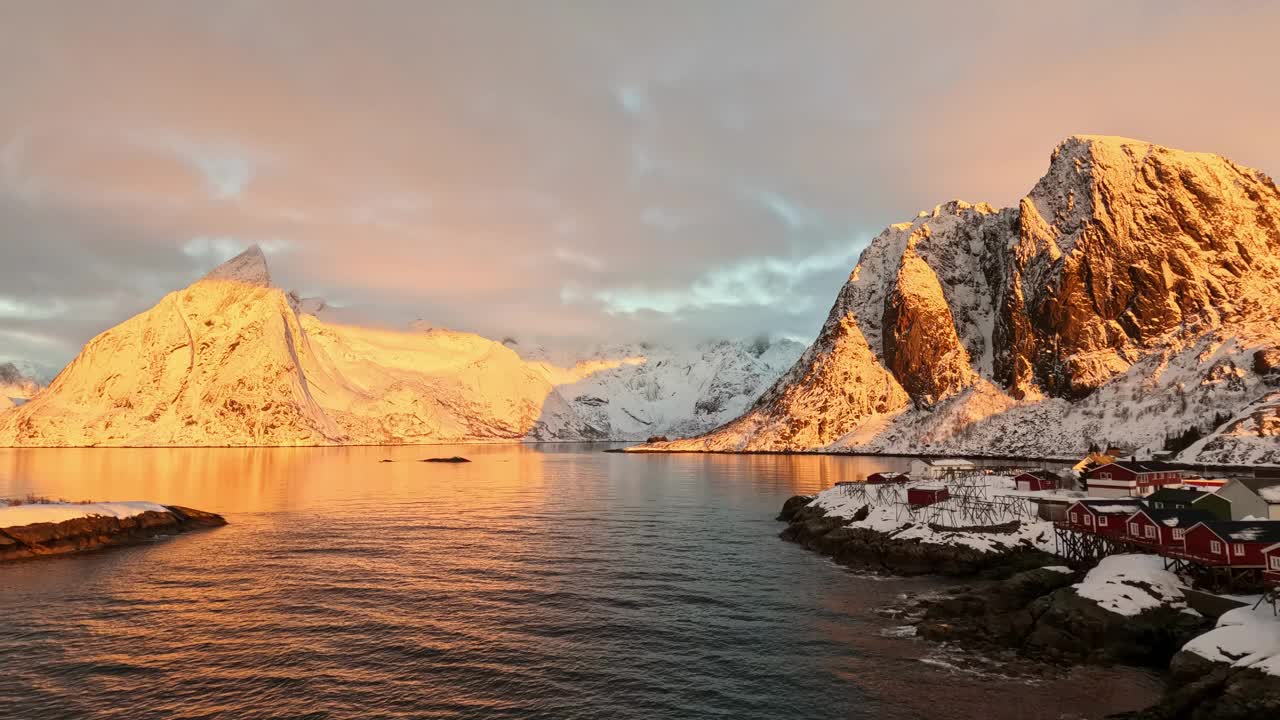 从Reinefjord到Festhaltinden山和Hamnoy，冬季日落挪威罗弗敦视频素材