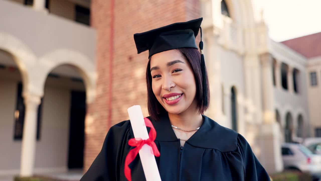 毕业后，脸和女人在户外拿着毕业证、毕业证书和学业成绩纸。快乐，微笑，在大学或学院的活动中获得班级荣誉视频素材