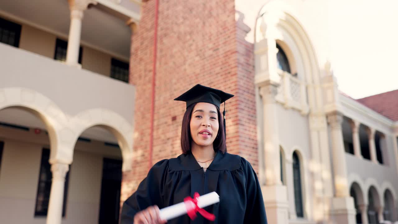 毕业生、面孔和妇女带着毕业证、证书和学业成绩纸在户外。在大学、学院或学院的活动中，快乐、微笑并获得班级荣誉视频素材