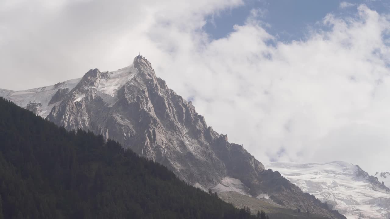 Aiguille du Midi山位于勃朗峰，位于法国阿尔卑斯山脉，上萨瓦，法国。静态的照片视频素材